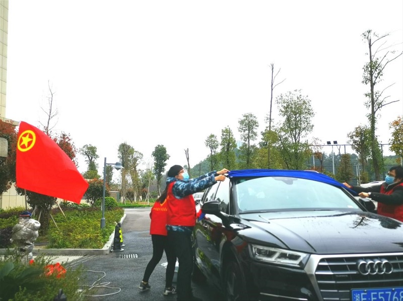 公司開展“學(xué)雷鋒、在行動(dòng)”志愿洗車服務(wù)活動(dòng)