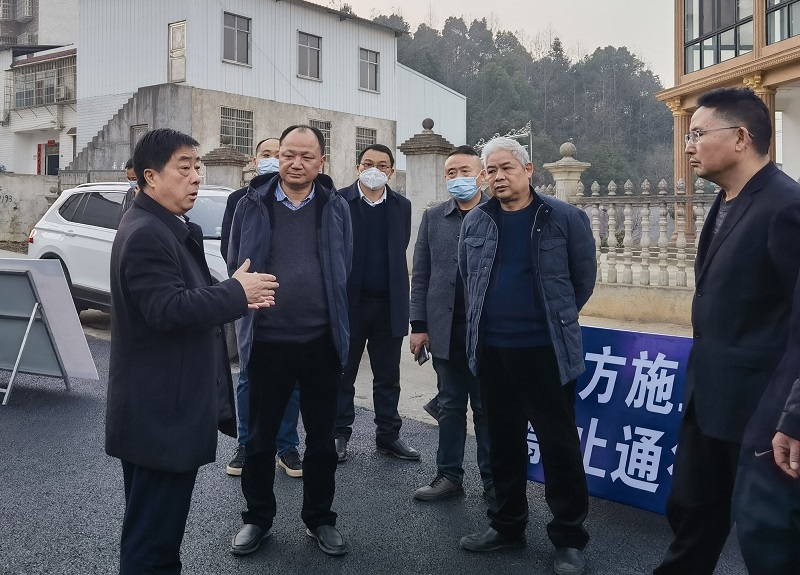 文春方、周鴻一行調研市政公司承建的“四好農村路”項目