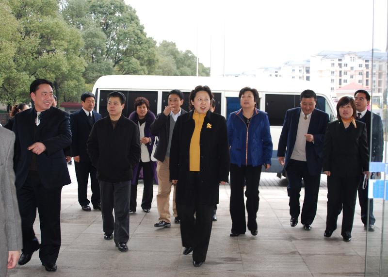 2009年2月，時任湖南省人大常委會副主任、黨組成員，省總工會主席劉蓮玉來四化建調(diào)研