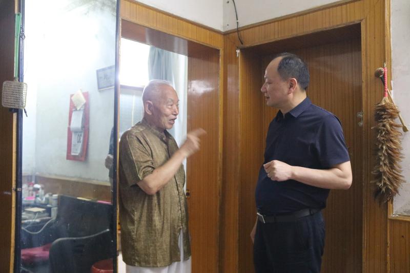 公司黨委書記、董事長(zhǎng)周鴻春節(jié)慰問老黨員、軍轉(zhuǎn)干部