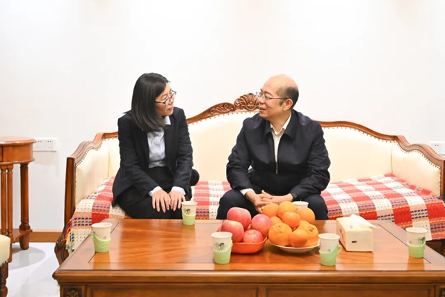 國(guó)務(wù)院國(guó)資委黨委委員、副主任譚作鈞看望慰問(wèn)中國(guó)化學(xué)“時(shí)代楷?！鼻褴娡炯覍? />
																					</a>	
										<div   id=